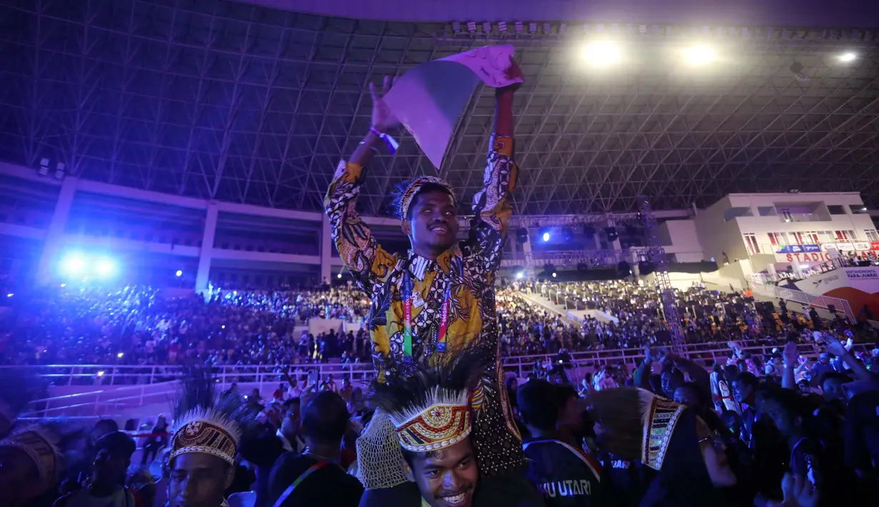 Seorang atlet berjoget saat hadir dalam Upacara Penutupan Pekan Paralimpiade Nasional XVII di Stadion Manahan, Solo, Jawa Tengah, Minggu (13/10/2024). (PB PEPARNAS XVII/Feira Manbud)