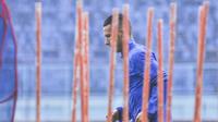 Raphael Maitimo terpaksa mengakhiri sesi latihan Arema Cronus lebih cepat akibat sakit. (Bola.com/Iwan Setiawan)