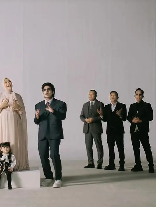 "Rahmat Tuhan Yang Maha Kuasa yang menyatukan hati2 kami dalam satu rasa, menyambut cucu dlm suasana nan luar biasa, melangkah ke depan dgn penuh asa. Coming soon karya The Atta Family bersama 3 nenek dan 3 kakeknya," tulis genifaruk ibu Atta Halilintar. [Instagram/ashanty_ash]