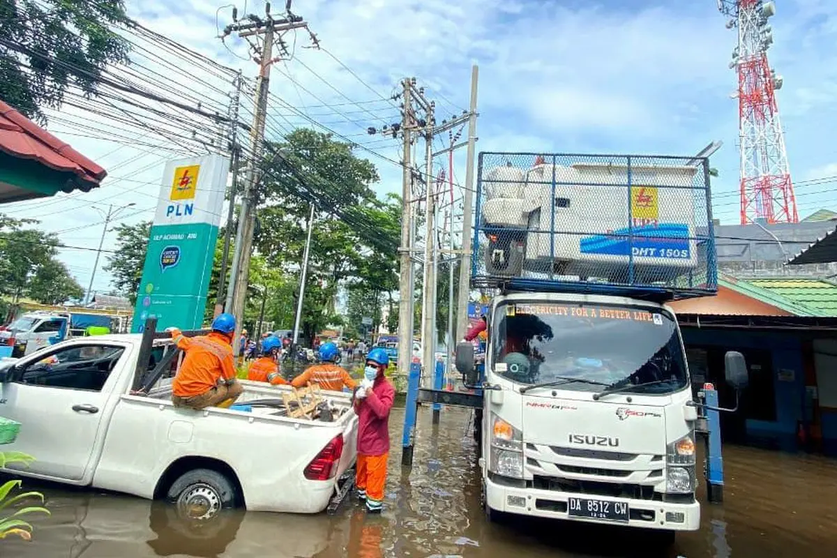 PT PLN (Persero) mrmpercepat penormalan Gardu Induk terdampak banjir di Kalimantan Selatan (Kalsel) dengan mengerahkan personil dan armada tambahan. (Dok PLN)