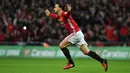 Penyerang Manchester United, Zlatan Ibrahimovic melakukan selebrasi usai mencetak gol ke gawang Southampton pada final Piala Liga Inggris di Stadion Wembley, London, (27/2). Ibrahimovic mencetak dua gol di pertandingan ini. (AFP Photo / Glyn Kirk)
