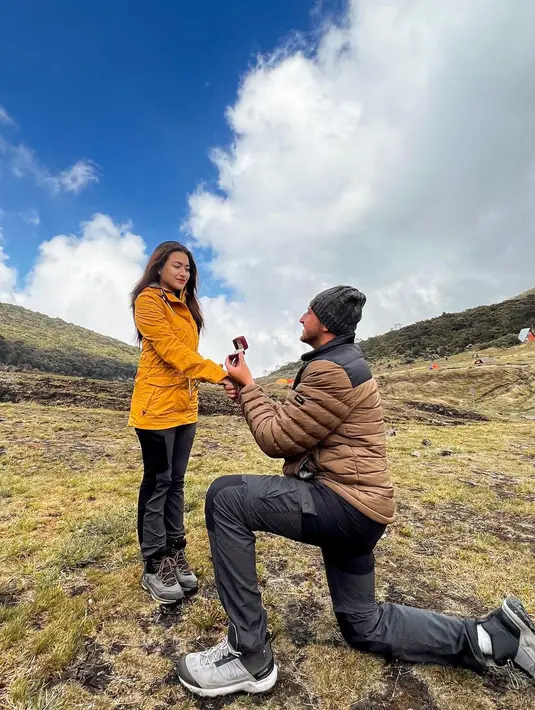 Momen menarik ketika sebuah foto menunjukkan Ladislao berlutut memegang tempat cincin sambil menggenggam salah satu tangan Nathalie. [Foto: Instagram/natahalieholscher]