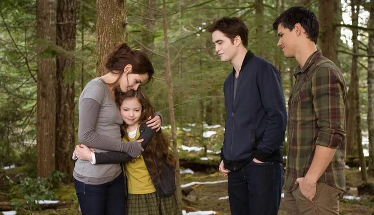 Dalam foto ini terlihat banget yaa betapa sayangnya Renesmee pada Bella. (J-14.com)