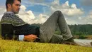 Aktor Fachri Albar berpose berbaring di rumput saat berada di Samosir. Menurut Kapolres Jaksel Kombes Mardiaz Kusin, dalam penanangkapannya polisi mengamankan sejumlah barang bukti seperti paket Dumolid, ganja, dan sabu. (Instagram.com/aialbar)