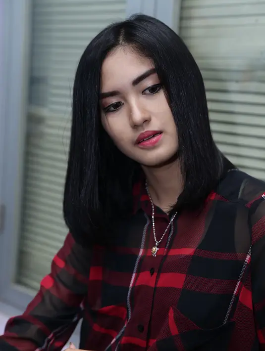 Ia kaget dengan kehadiran pacarnya Ryan ditengah acara, karena yang dia tahu kekasihnya sedang ada di Batam. (Andy Masela/Bintang.com)