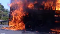 Akibat Korsleting Listrik, Sebuah Truk terbakar di Tol Jagorawi