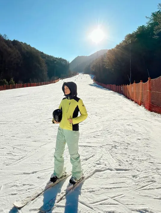 Tantri Namirah bermain ski di Korea Selatan. Ia tampil dengan jaket shocking hijau dipadukan celana panjang hijau mint nya. [@tantrinamirah]
