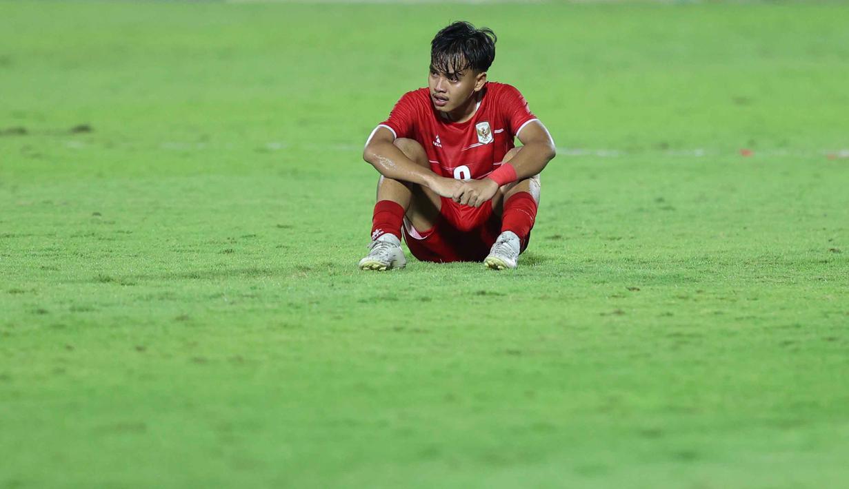 Garuda Muda harus puas mengisi posisi ketiga klasemen akhir Grup A Piala AFF U-17 2026 dengan hanya meraih empat poin dari tiga laga. Tampak dalam foto, ekspresi pemain Timnas Indonesia usai bertanding melawan Vietnam pada laga pamungkas Grup A Piala AFF U-17 2026 di Stadion Gelora Delta, Sidoarjo, Jawa Timur, Minggu (19/4/2026) malam WIB. (Bola.com/M Iqbal Ichsan)