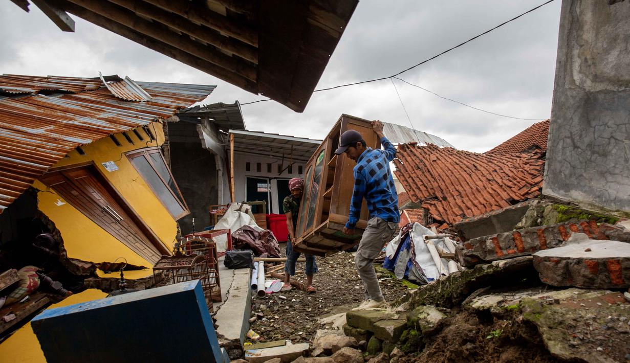 Sementara itu, Kepala Pusat Data, Informasi, dan Komunikasi Kebencanaan Badan Nasional Penanggulangan Bencana (BNPB), Abdul Muhari dalam keterangan tertulis pada Senin 9 Februari 2026, mengatakan bahwa para pengungsi terpusat di delapan titik pengungsian. Tampak dalam foto, warga menyelamatkan barang-barang mereka setelah pergerakan tanah melanda permukiman mereka di desa Padasari, Tegal, Jawa Tengah, Senin 9 Februari 2026. (DEVI RAHMAN/AFP)