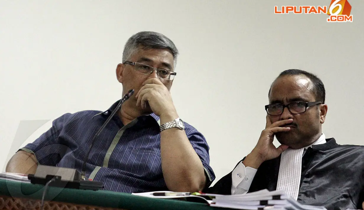 Mantan Ketua MK, Akil Mochtar (kiri) mendengarkan penjelasan para saksi dalam persidangan yang digelar di Pengadilan Tindak Pidana Korupsi (Tipikor), Jakarta, Senin (21/4/2014). (Liputan6.com/Faizal Fanani)
