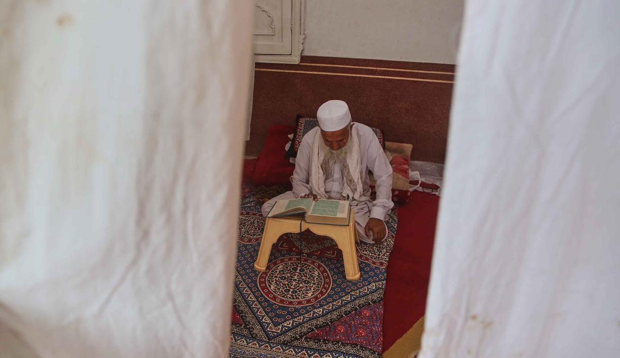 Mengejar keutamaan Ramadan dilakukan dengan berpuasa, salat tarawih, tadarus Al-Qur'an, sedekah, serta memaksimalkan 10 malam terakhir dengan Itikaf. Tampak dalam foto, seorang jamaah Muslim membaca Al Quran saat mereka melaksanakan Itikaf, selama sepuluh hari terakhir bulan Ramadan, di salah satu masjid, di Peshawar, Pakistan, Selasa 10 Maret 2026. (AP Photo/Muhammad Sajjad)
