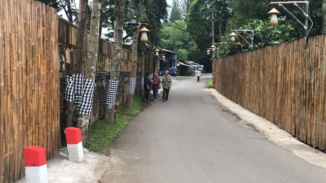 Warga Desa Sukajaya di Jawa Barat (Jabar) gotong royong menyulap sekitar 200 meter jalan di depan Kantor Desa jadi destinasi wisata budaya dadakan.