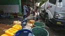 Warga pun harus rela antri untuk mendapatkan bantuan air bersih. (Liputan6.com/Angga Yuniar)