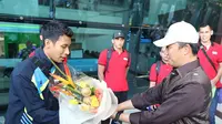 Kapten Timnas Voli Indonesia untuk Asian Games 2018, Aji Maulana, menerima bunga dari Menteri Pemuda dan Olahraga (Menpora), Imam Nahrawi di bandara Soekarno Hatta, Cengkareng, Jumat (1/6/2018). (dok. Kemenpora)