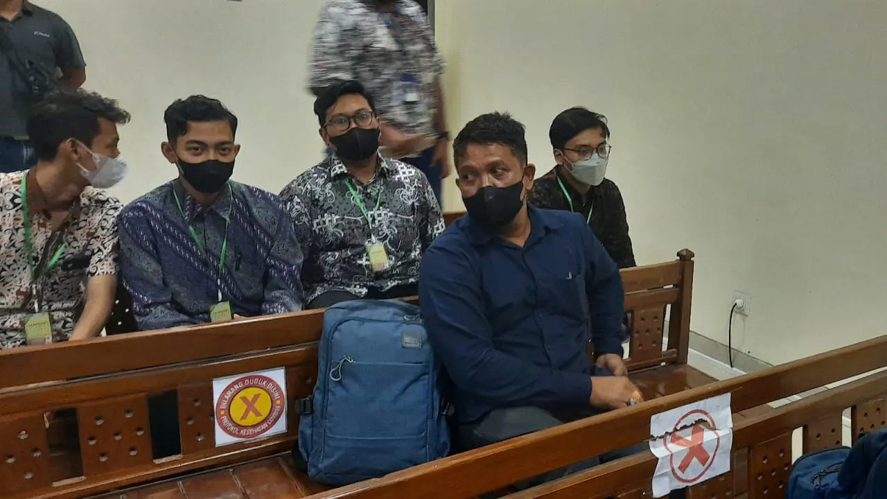 Tubagus Endang Lesmana, ayah dari Tubagus Joddy menjadi saksi di PN Jombang. (Dian Kurniawan/Liputan6.com)