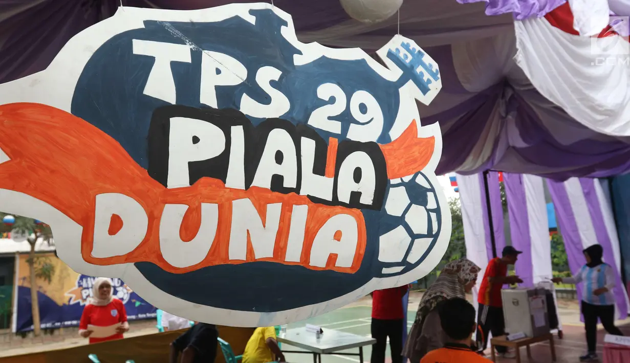 Aktivitas di TPS 29 Gandasari yang bertema Piala Dunia pada Pilkada Serentak 2018 di Kota Tangerang, Rabu (27/6). TPS ini membuat warga yang menggunakan hak pilih untuk Pilkada Kota Tangerang merasakan sensasi Piala Dunia 2018. (Liputan6.com/Angga Yuniar)