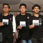 Band Seventeen berpose sambil menunjukan cd terbarunya sebelum jumpa pers peluncuran album di kawasan Cikini, Jakarta, Kamis (31/3). Seventeen meluncurkan album ke 6 dengan tajuk "Pantang Mundur". (Liputan6.com/Herman Zakharia)