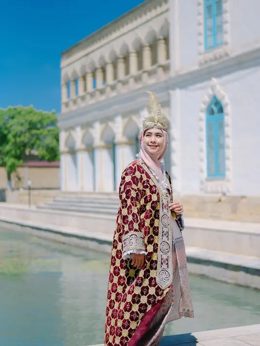 Bintang film Ketika Cinta Bertasbih ini banyak membagikan pengalaman serunya mengunjungi tempat-tempat ikonik. Salah satunya di Bukhoro.  [Foto: IG/okisetianadewi].