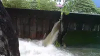 Tanggul Kali Sekretaris Jakarta Barat Jebol
