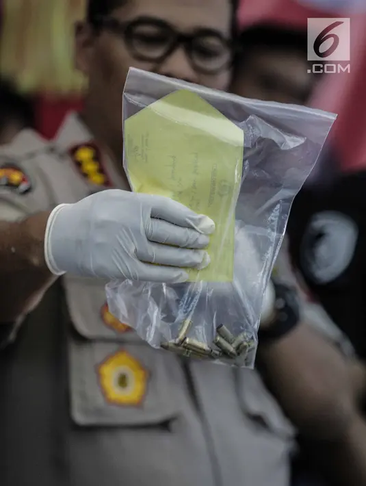 Kabid Humas Polda Metro Jaya, Kombes Pol Argo Yuwono memperlihatkan barang bukti hasil sejumlah kasus kejahatan di Resmob Polda Metro Jaya, Rabu (6/3). Pada rilis gabungan itu petugas berhasil mengungkap sebanyak lima kasus. (Liputan6.com/Faizal Fanani)