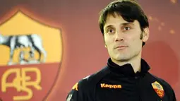 Mantan striker AS Roma Vincenzo Montella di sesi konferensi pers yang digelar di Trigoria, Roma, 22 Februari 2011. Montela diangkat sebagai pelatih baru menggantikan Claudio Ranieri AFP PHOTO / VINCENZO PINTO 
