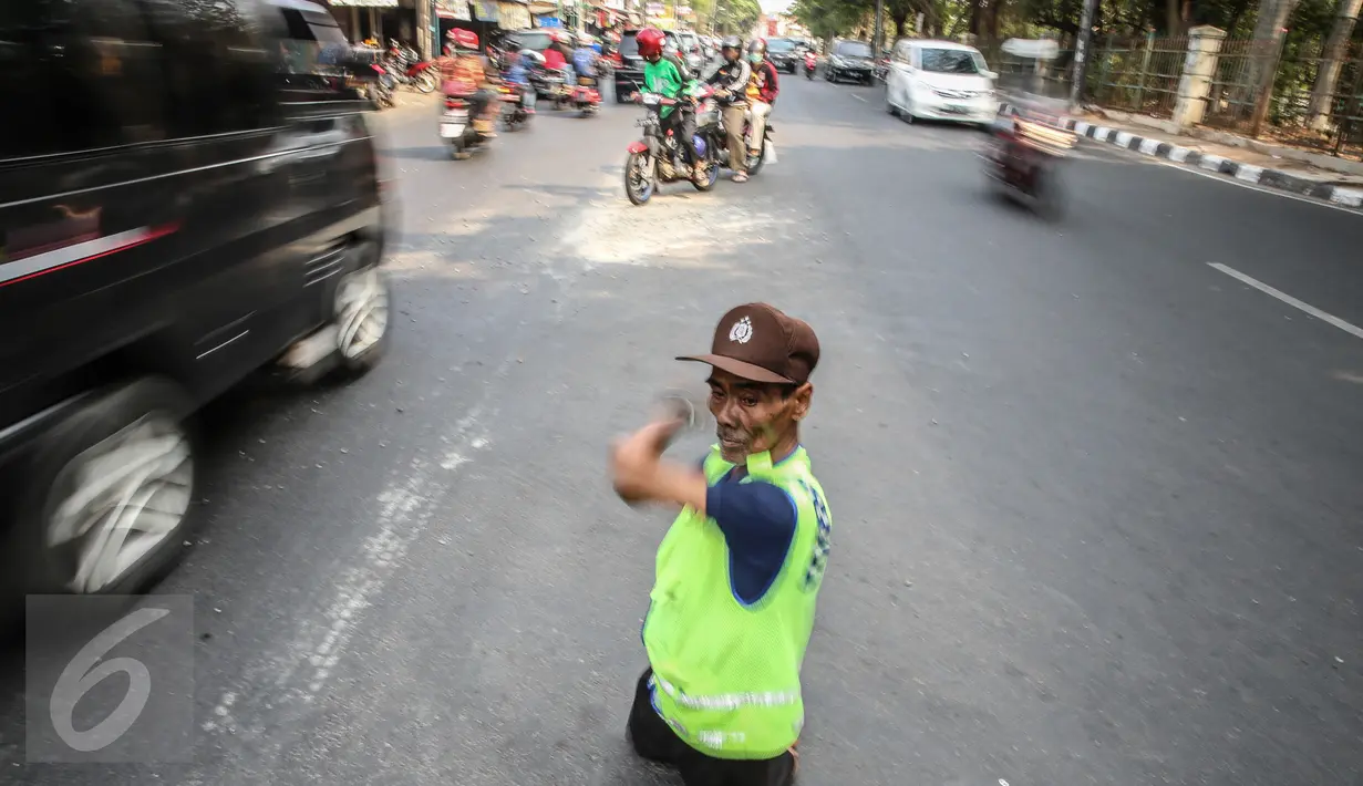 Pak Mamat bertugas pada pagi dan sore hari yaitu pada pukul 07.30 sampai 08.30 dan pukul 15.30 sampai 16.30 WIB, Jakarta, Minggu (20/9/2015). (Liputan6.com/Faizal Fanani)