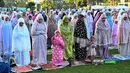Para jemaah Muslim melaksanakan salat Idul Adha, atau Hari Raya Kurban, di Denpasar, Bali, pada Rabu 27 Mei 2026. (SONNY TUMBELAKA/AFP)