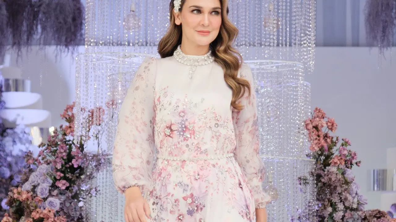 10 Inspirasi Model Gamis Terbaru untuk Lebaran ala Artis, Aurel Hermansyah hingga Ussy Sulistyawati