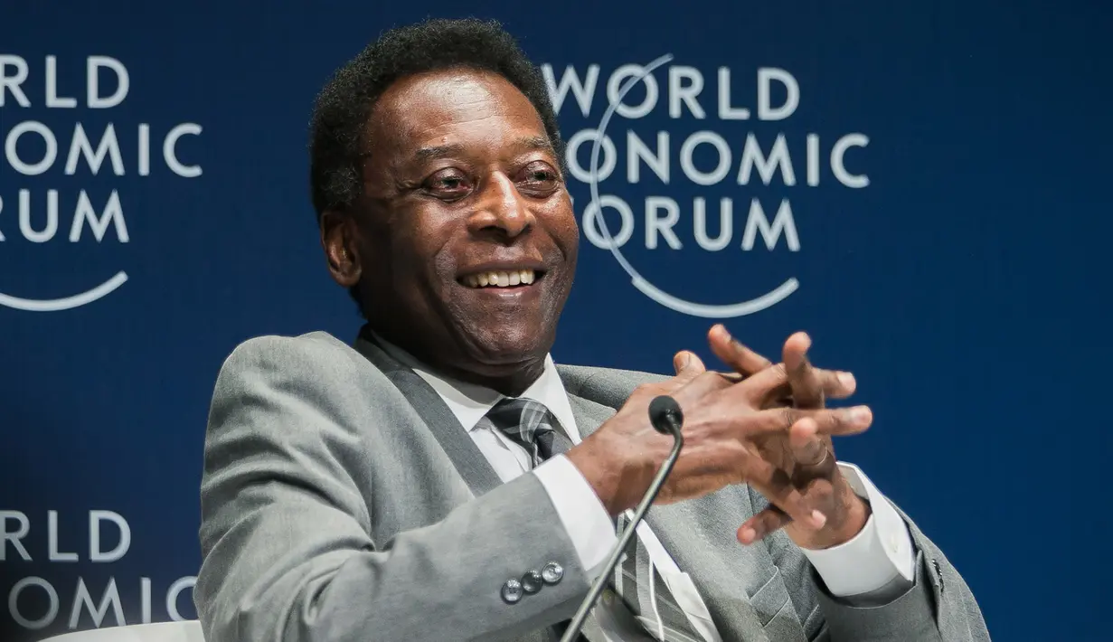 1. Pele - Legenda Brazil yang yakin akan selalu memakai jersey yang sama demi memberikan penampilan terbaik. Suatu saat bomber Santos tersebut tampil tak sesuai harapan dikarenakan menggunakan jersey yang berbeda. (AFP/Benedikt Loebel)