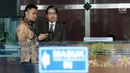Pengacara Hotma Sitompul (kanan) usai menjalani pemeriksaan di Gedung KPK, Jakarta, Rabu (8/11). Hotma diperiksa terkait kasus dugaan korupsi KTP Elektronik. (Liputan6.com/Helmi Fithriansyah)