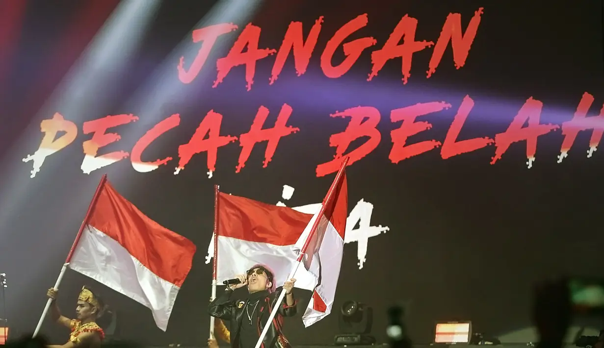Atta Halilintar Kibarkan Bendera Merah Putih di Panggung YouTube FanFest Indonesia 2019. (Bambang E Ros/Fimela.com)