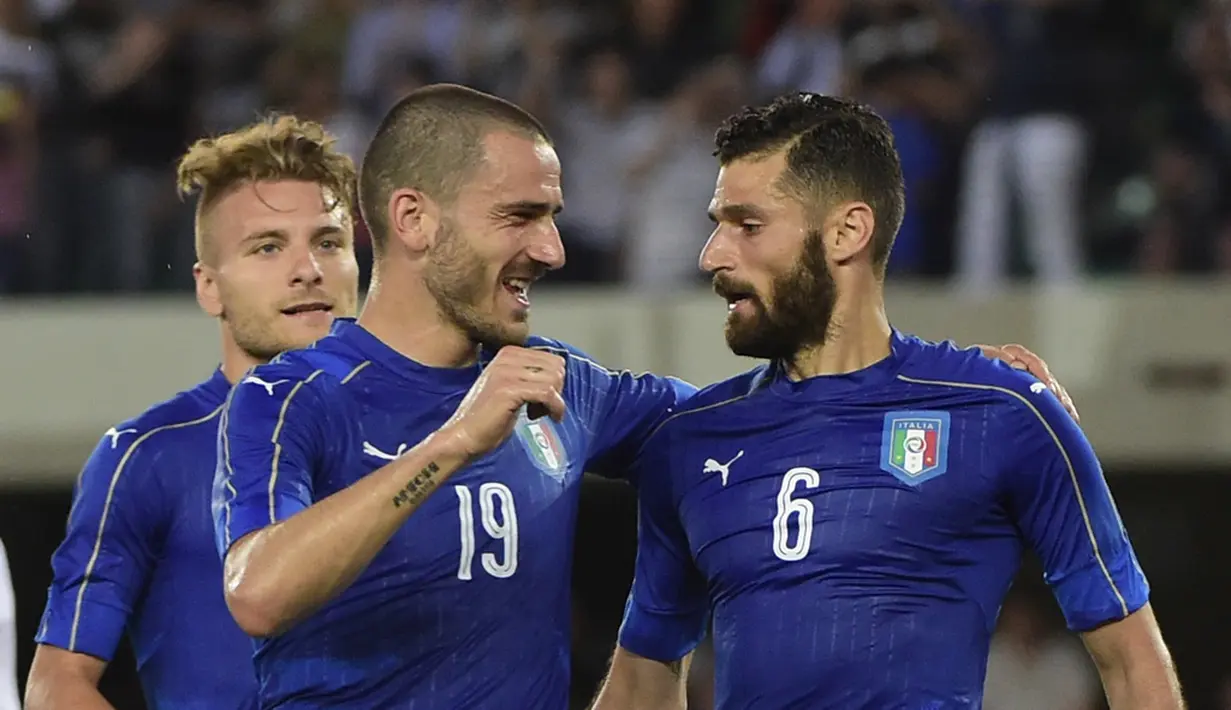 Pemain Italia merayakan gol yang dicetak Antonio Candreva (kanan) ke gawang Finlandia pada laga persahabatan di Stadion Marc'Antonio Bentegodi, Verona, Selasa (7/6/2016) dini hari WIB. (AFP/Olivier Morin)