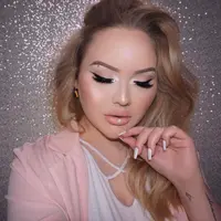 Buat tampilan lebih hits dengan eyeliner berwarna, yuk. (foto: Instagram/@nikkietutorials)