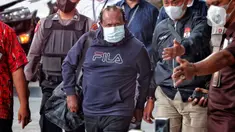 Tersangka kasus dugaan suap Bupati Mamberamo Tengah nonaktif, Ricky Ham Pagawak (RHP), tiba untuk menjalani pemeriksaan di gedung Merah Putih KPK, Jakarta, Senin (20/2/2023). Diketahui, Penyidik KPK menangkap Bupati Mamberamo Tengah Ricky Ham Pagawak, tersangka kasus suap proyek infrastruktur dan dugaan tindak pidana pencucian uang (TPPU). (Liputan6.com/Angga Yuniar)