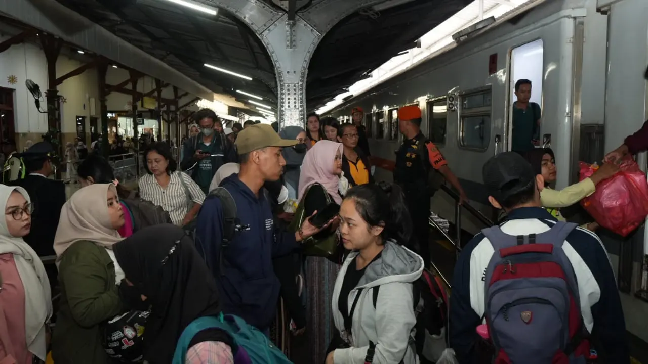Volume penumpang pada puncak angkutan Nataru 2024/2025 di Staisun Jember (Istimewa)