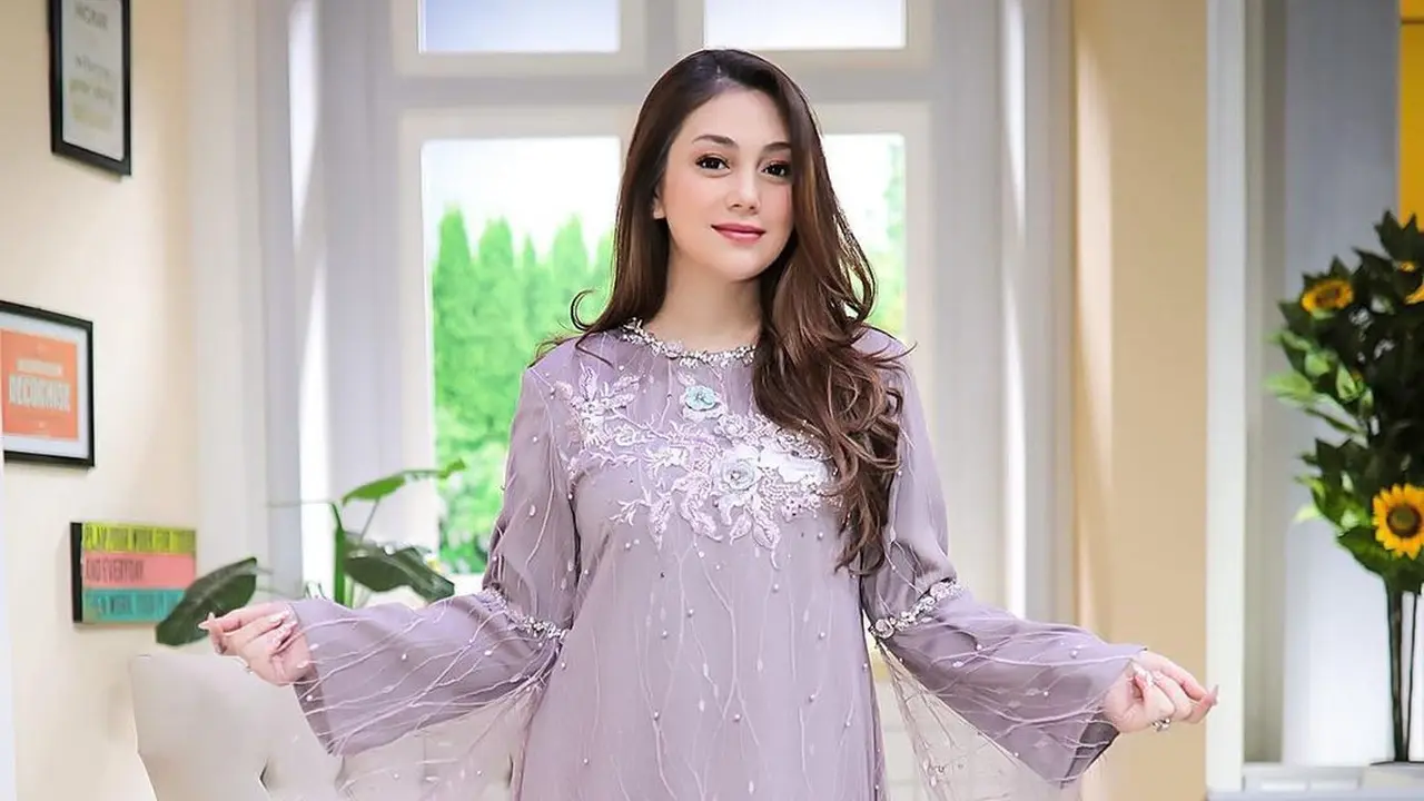 8 Potret Celine Evangelista saat Pakai Kaftan, Bisa Jadi Inspirasi