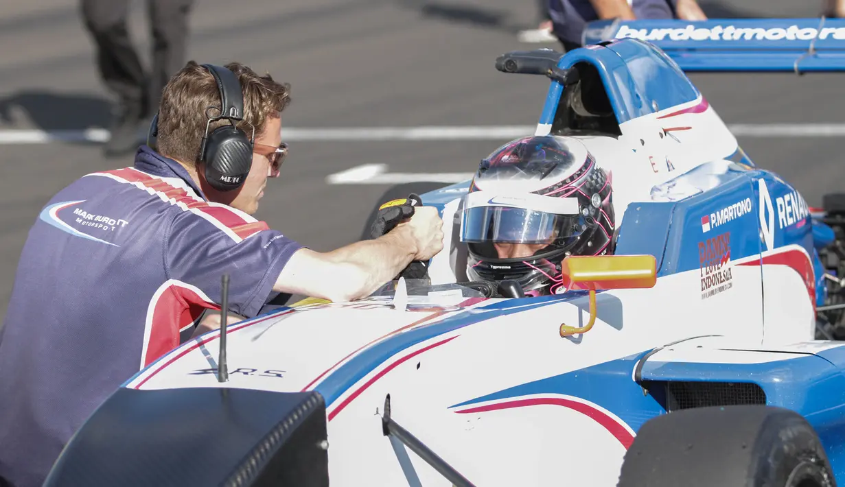 Pebalap Indonesia, Presley Martono, bersiap mengikuti balapan pertama seri kelima Formula Renault 2.0 Eurocup Hungaria di Sirkuit Hungaroring, Sabtu (1/7/2017). Start dari posisi ke-21, Presley finis di peringkat ke-17. (Bola.com/Reza Khomaini)