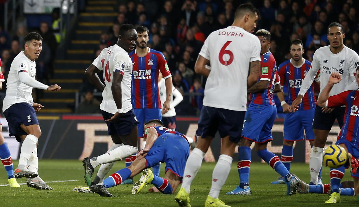 Suasana kemelut di depan gawang Crystal Palace saat melawan Liverpool pada laga Premier League di Stadion Selhurst Park, London, Sabtu (23/11). Palace kalah 1-2 dari Liverpool. (AFP/Ian Kington)
