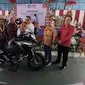 PT astra Honda Motor menyerahkan satu unit Honda CB150X untuk mendukung proses belajar mengajar di SMK PGRI 2 badung,  Bali. (Septian/Liputan6.com)