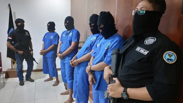 Tersangka kurir narkoba, salah satunya oknum polisi, yang ditangkap Badan Narkotika Nasional.