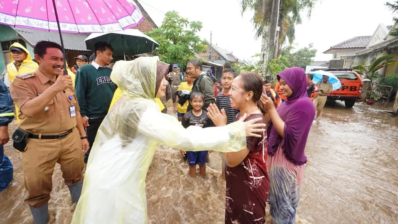 Bupati Banyuwangi Ipuk Fiestiandani meninjau korban banjir di sejumlah titik di wilayah perkotaan Banyuwangi (Istimewa)