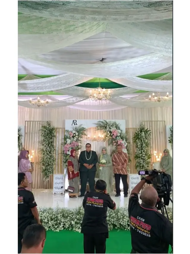 8 Potret Unik Pernikahan Digelar di Pasar Ini Viral, Hidangan Resepsi Bikin Ngiler