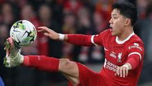 Gelandang Jepang, Wataru Endo menjadi pemain Asia teranyar alias kelima yang mampu menjuarai Piala Liga Inggris. Ia menjadi suksesor Takumi Minamino di Liverpool setelah turut membawa Liverpool menjuarai Piala Liga Inggris 2023/2024 setelah mengalahkan Chelsea 1-0 di laga final lewat perpanjangan waktu. (AFP/Adrian Dennis)