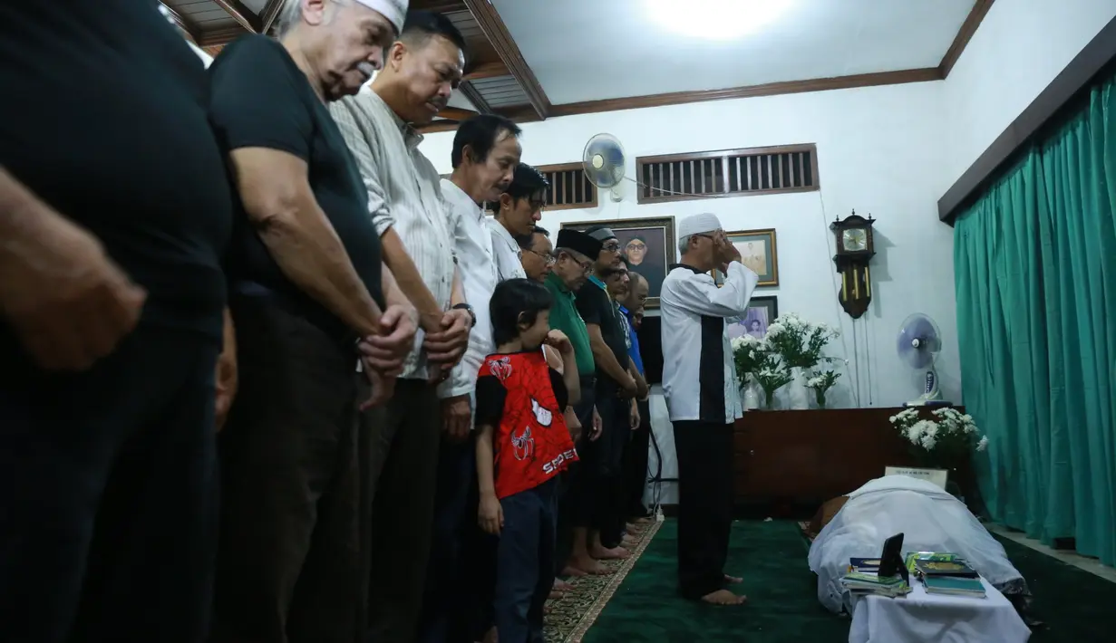 Adie menambahkan, banyak kenangan bersama dengan almarhum. Bahkan, ia melihat almarhum sosok seorang ibu yang luar biasa. Dalam mendidik delapan anaknya. Tidak pernah marah dengan anak-anaknya. (Adrian Putra/Bintang.com)