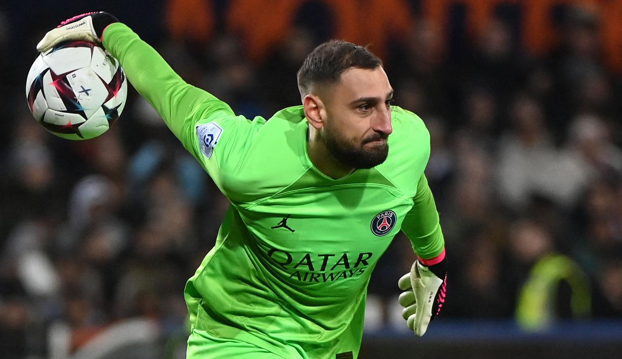 Kiper Timnas Italia berusia 25 tahun yang kini tengah menjalani musim ke-3 bersama PSG, Gianluigi Donnarumma saat ini mendapatkan gaji sebesar 214,3 ribu pounds atau setara Rp4,1 miliar per pekan. Eks AC Milan tersebut masih terikat kontrak bersama PSG hingga akhir musim 2025/2026. (AFP/Sylvain Thomas)