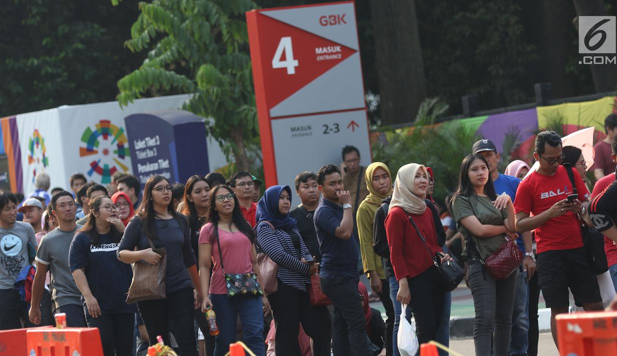 Antrean calon penonton untuk mendapatkan tiket final bulu tangkis beregu putra di sekitar tiket boks di kawasan GBK, Jakarta, Rabu (22/8). Laga final bulu tangkis beregu putra mempertemukan Indonesia melawan China. (Liputan6.com/Helmi Fithriansyah)