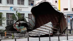 Atap pabrik mobil terlihat di trotoar setelah topan melanda Fukuoka, barat daya Jepang, Senin (7/9/2020). Badai melanda wilayah itu dengan angin kencang dan hujan lebat, serta memutus aliran listrik ke puluhan ribu rumah di pulau selatan Jepang. (Kyodo News via AP)