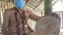Pria suku Tikuna berpose mengenakan masker di tengah kekhawatiran virus corona Covid-19 di Leticia, Departemen Amazonas, Kolombia pada 8 Juni 2020. Kasus virus corona ini meningkatkan kekhawatiran akan resiko penyebaran ke masyarakat adat yang rentan dan berada di pedalaman. (Tatiana de NEVO/AFP)