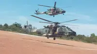 Dua helikopter NHI MRH 90 milik Australian Army mendaratkan pasukannya. Foto: liputan6.com/ajang nurdin&nbsp;