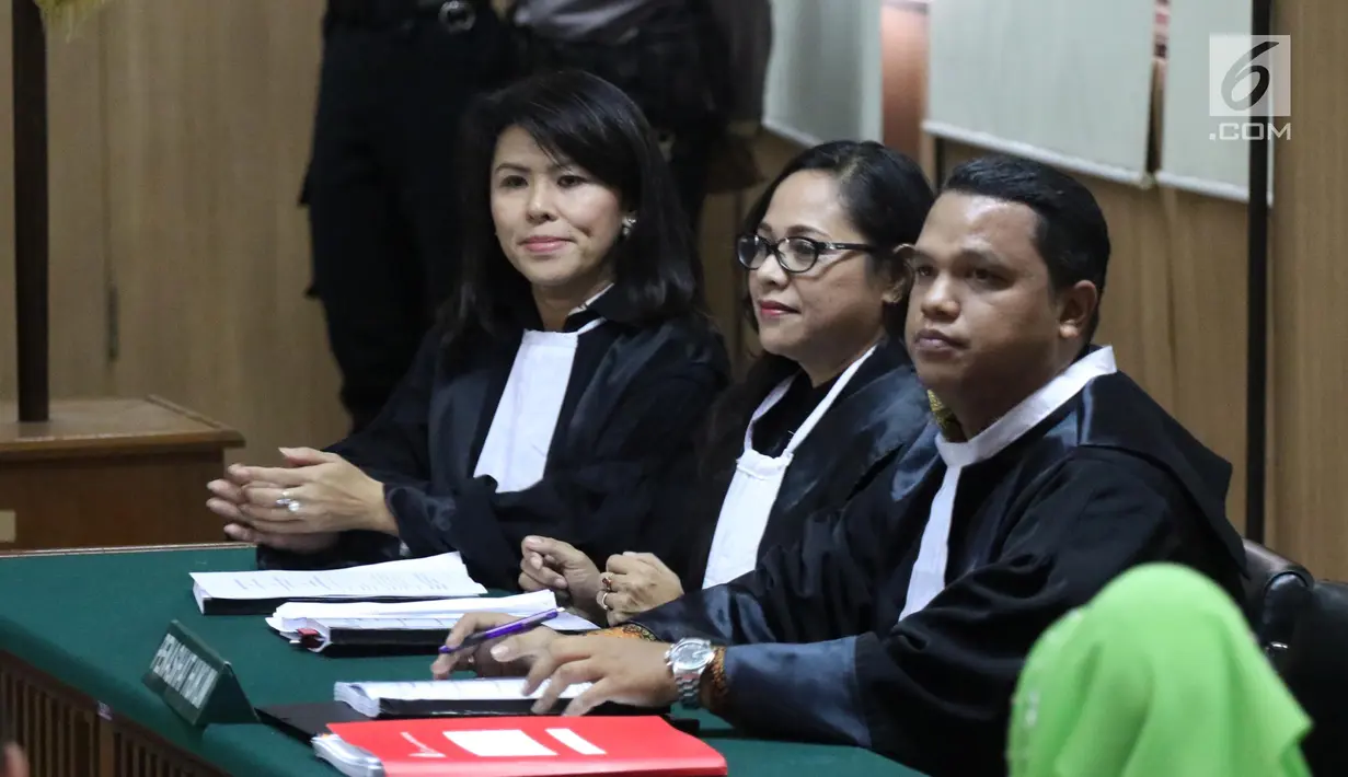 Raut wajah penasihat hukum Basuki Tjahaja Purnama atau Ahok saat sidang perdana peninjauan kembali (PK) di Gedung PN Jakarta Utara, Senin (26/2). Ahok hanya diwakilkan tim pengacara. (Liputan6.com/Arya Manggala)